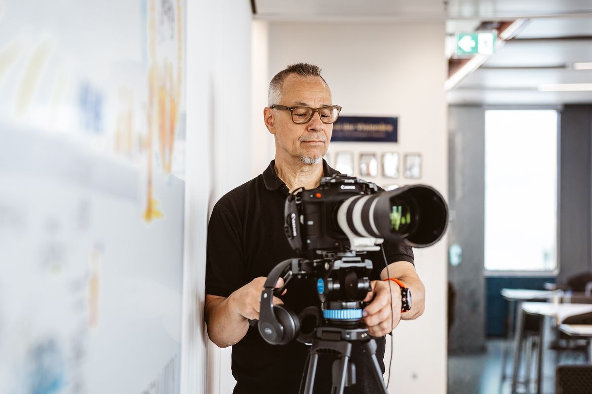 Andreas Schmitt mit Videokamera bei einem Dreh