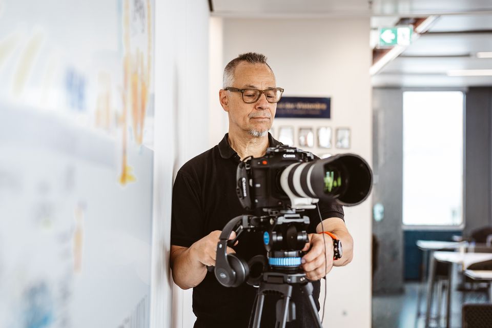 Andreas Schmitt mit Videokamera bei einem Dreh