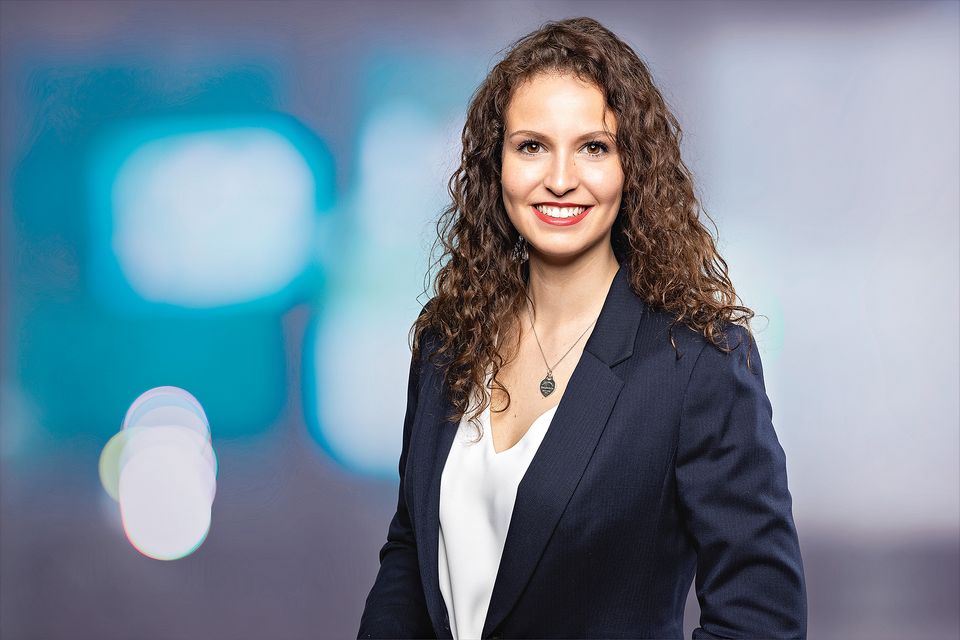 Bewerbungsfoto einer Frau im Blazer