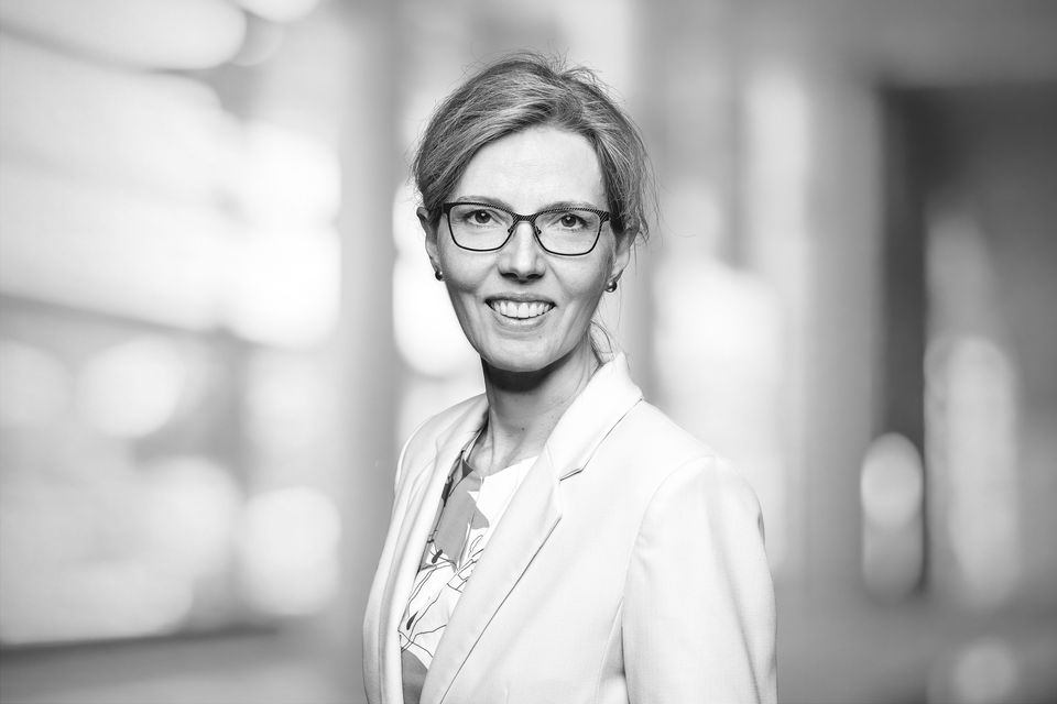 Bewerbungsfoto einer Frau, Schwarzweiß