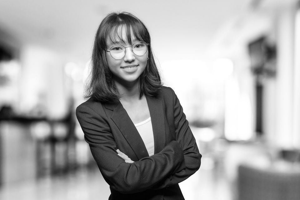 Bewerbungsfoto einer Frau, Schwarzweiß