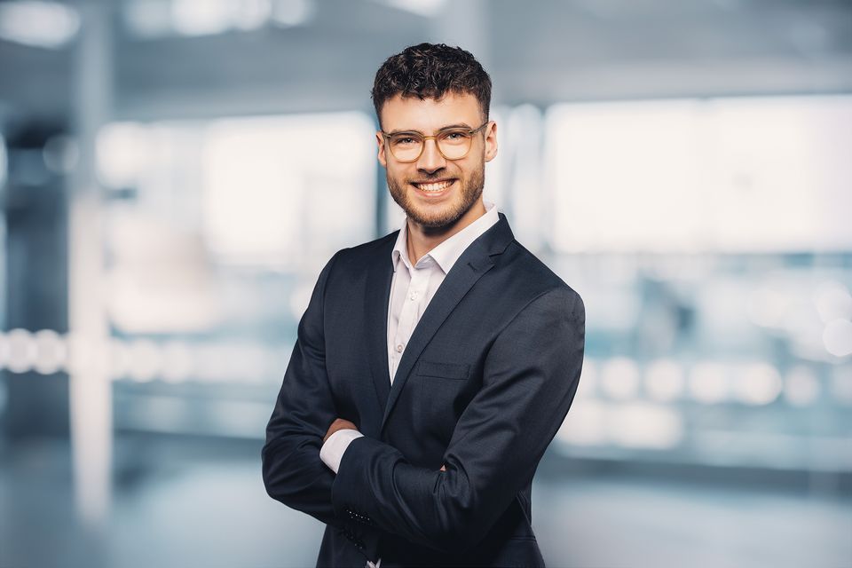 Bewerbungsfoto eines jungen Mannes mit Brille