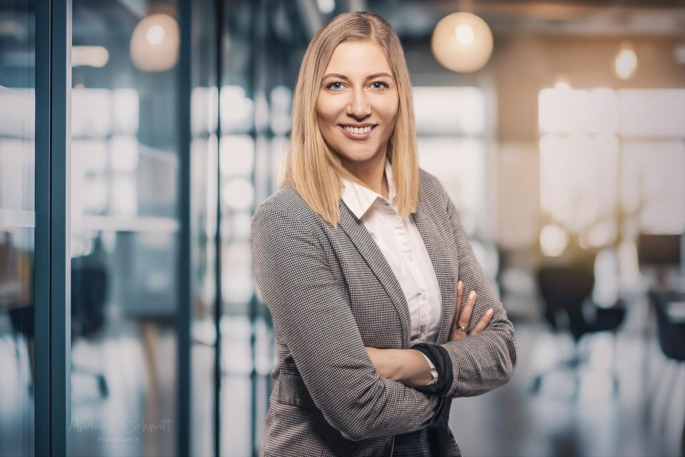 Bewerbungsfoto im Querformat, Frau im grauen Blazer