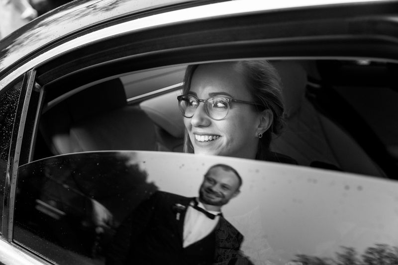 Braut lacht im Autofenster