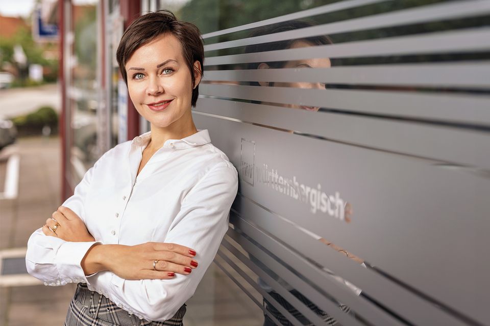 Businessportrait eines Mannes im Anzug mit verschränkten Armen