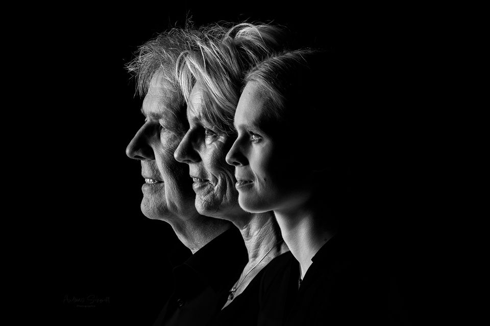Drei Generationen im Profil, Schwarzweiß
