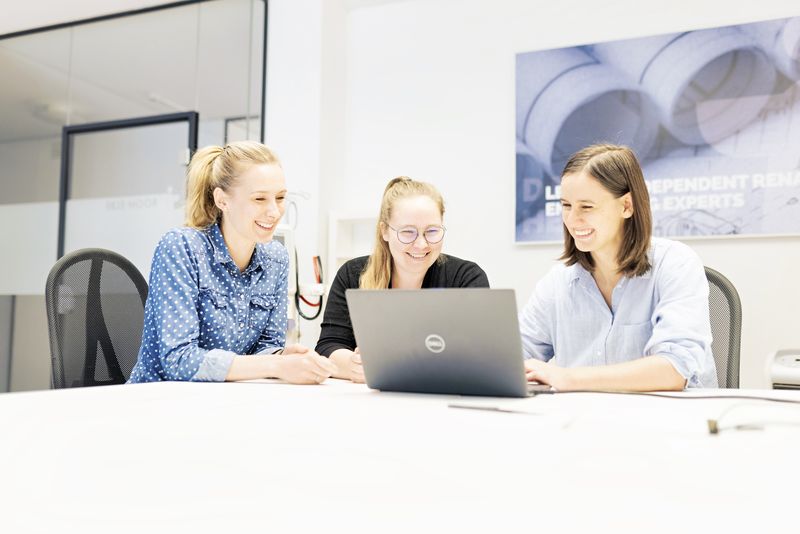 Drei Kolleginnen arbeiten gemeinsam am Laptop