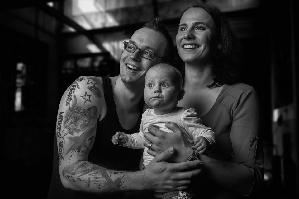 Eltern mit Baby, Schwarzweiß