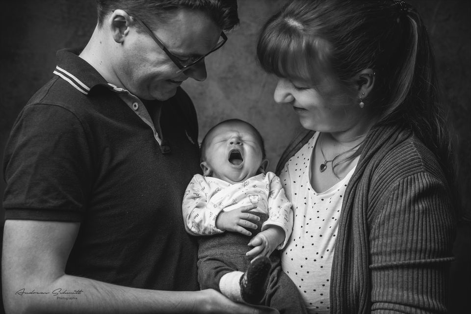 Eltern mit gähnendem Baby, Schwarzweiß
