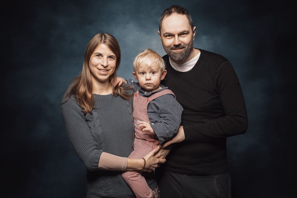 Eltern mit Kleinkind im Studio