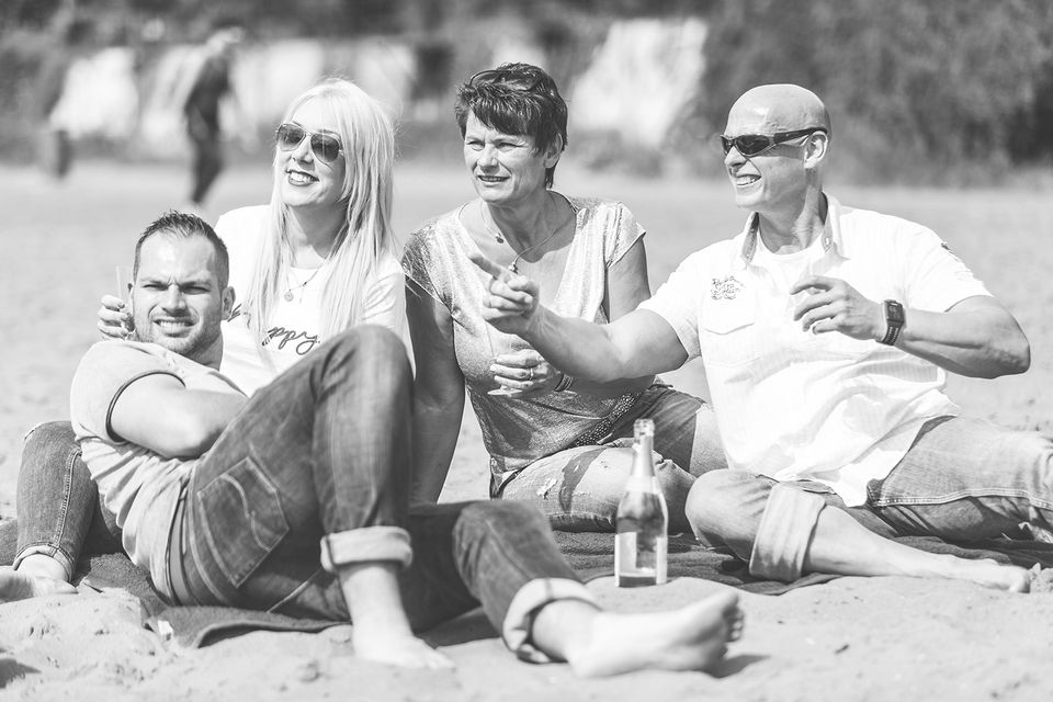 Familie lacht am Strand, Schwarzweiß