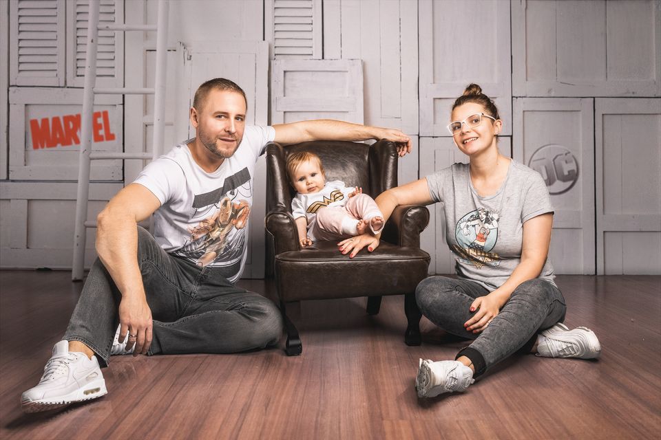 Familie mit Kind im Sessel