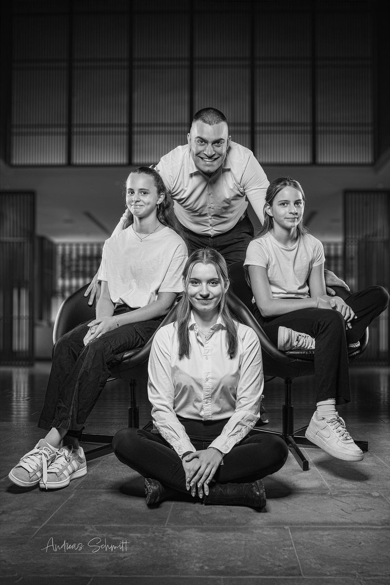 Familie mit vier Kindern, Schwarzweiß