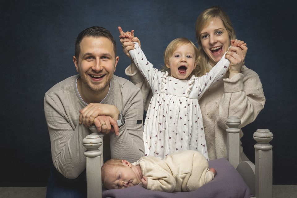 Familie mit vier Kindern, Schwarzweiß