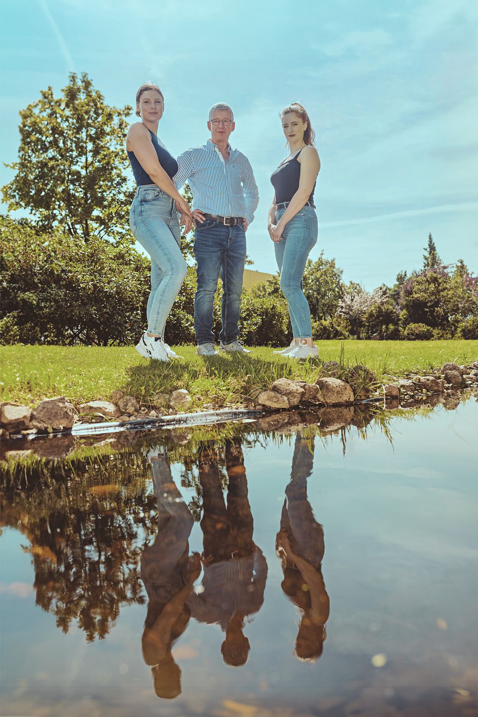 Familie spiegelt sich im Teich