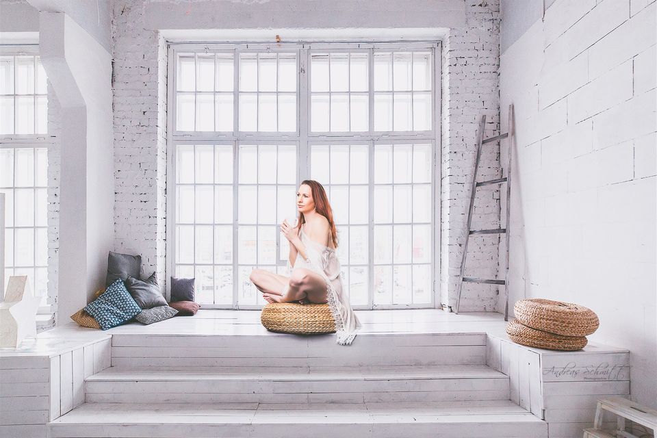 Frau sitzt im hellen Loft