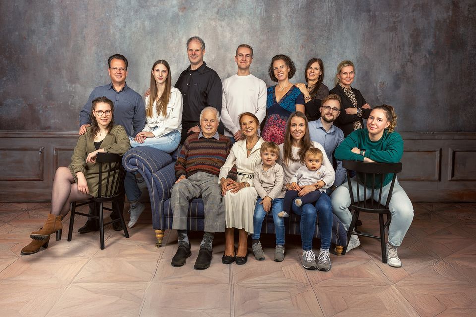 Großfamilie mit mehreren Generationen im Studio