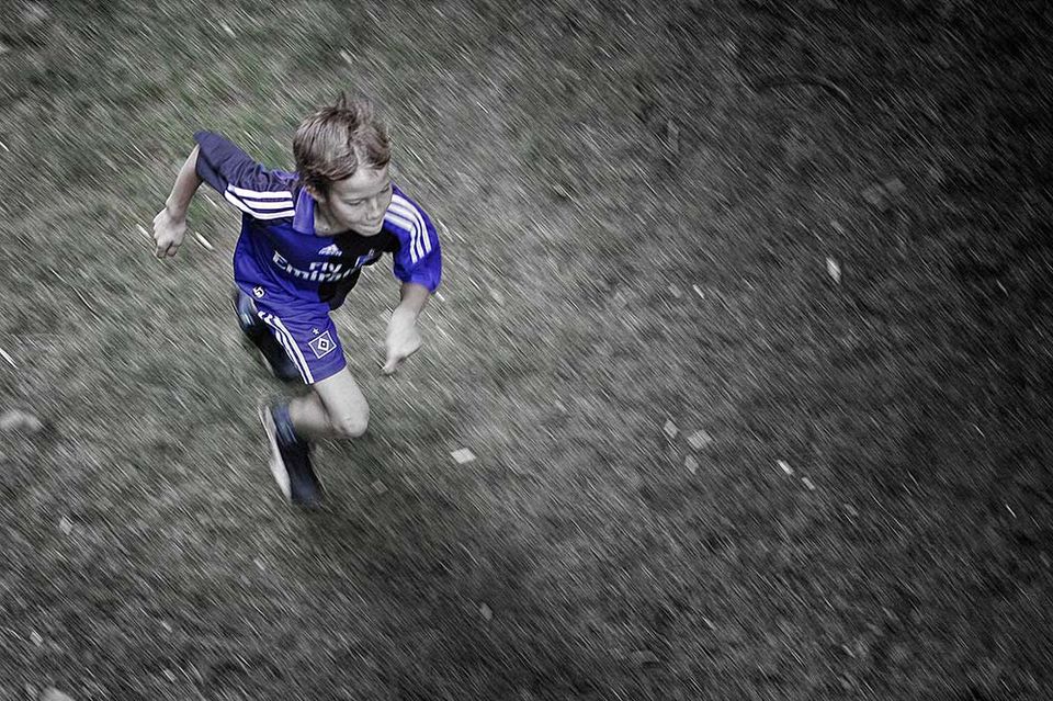 Junge mit Fußball