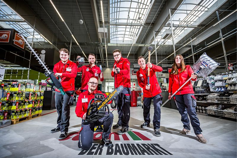 Mitarbeiterteam in roten Shirts in einem Baumarkt