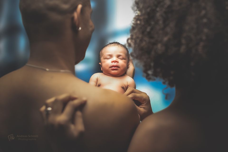 Neugeborenes auf der Schulter der Mutter