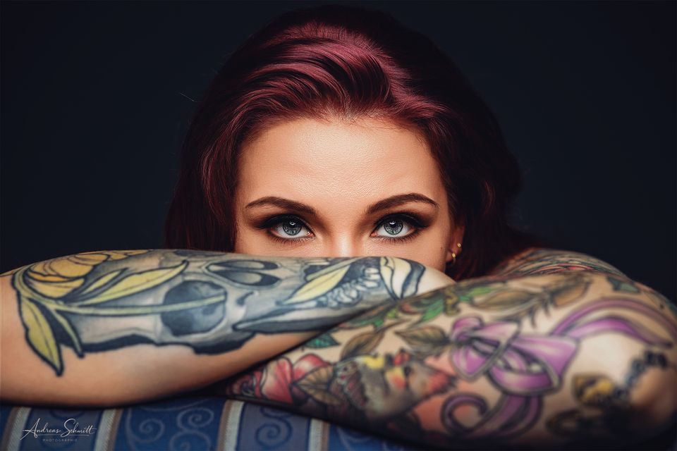 Portrait einer Frau mit tätowiertem Arm