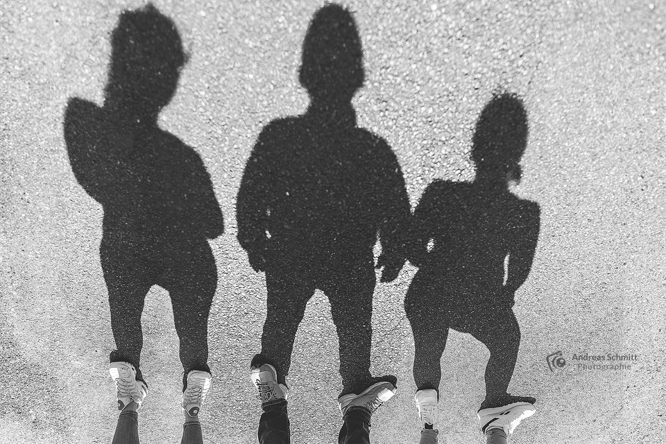 Schatten einer Familie auf dem Boden
