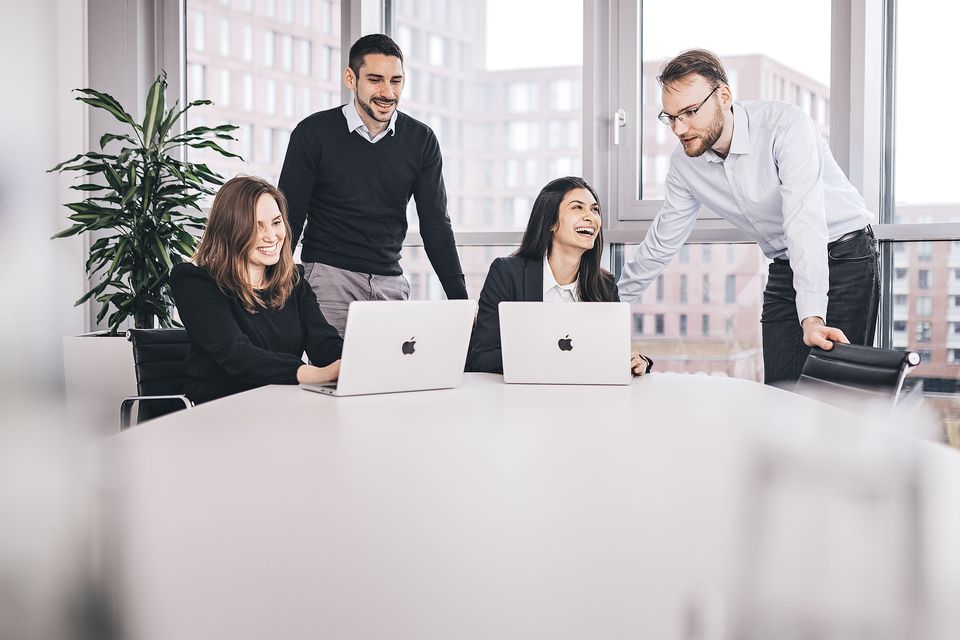Team-Meeting an einem hellen Konferenztisch