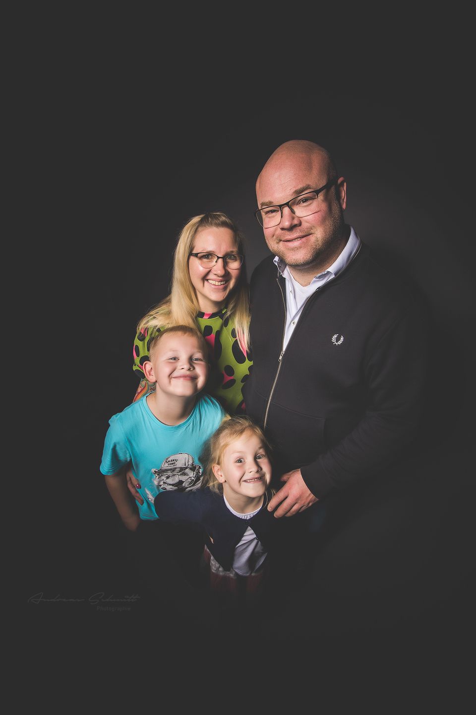 Vater mit drei Kindern